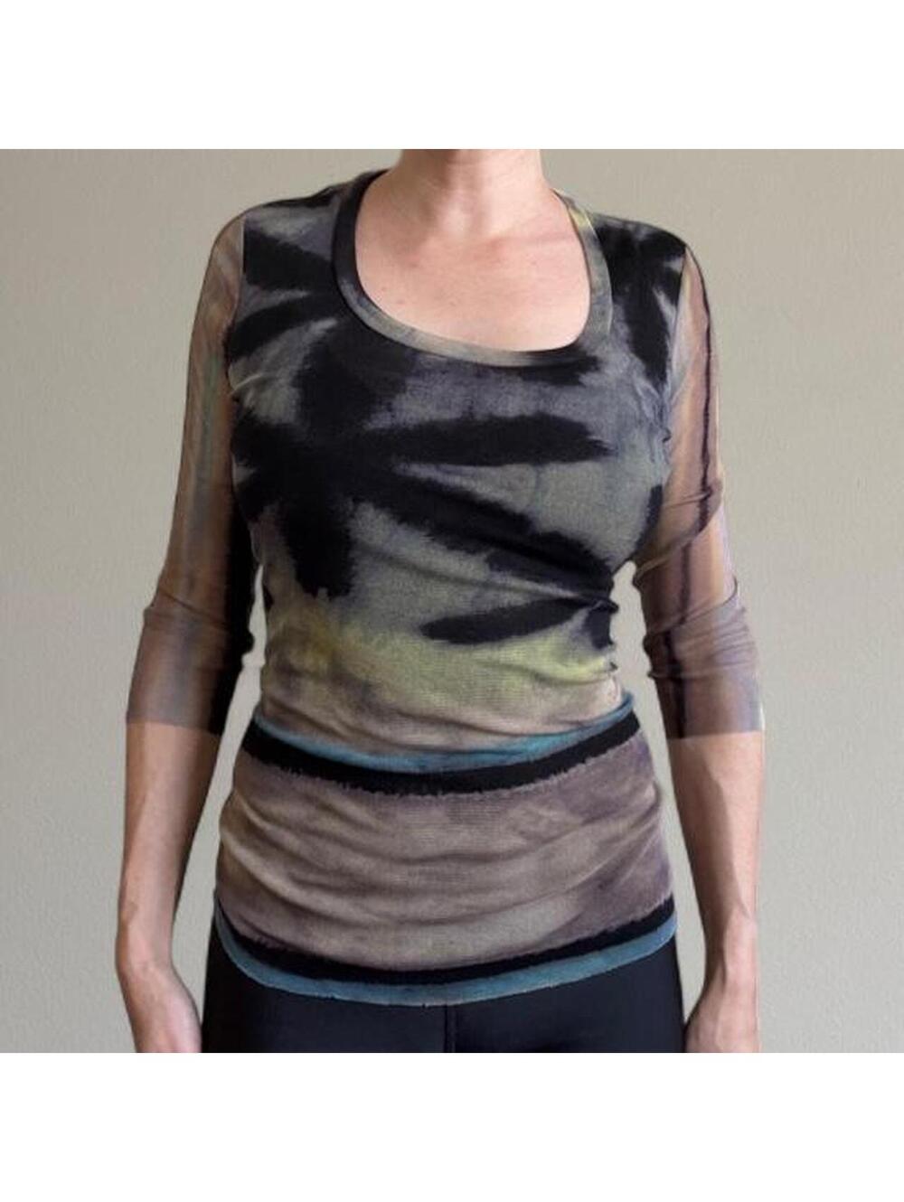 Graphic print micromesh 3/4 sleeve top.